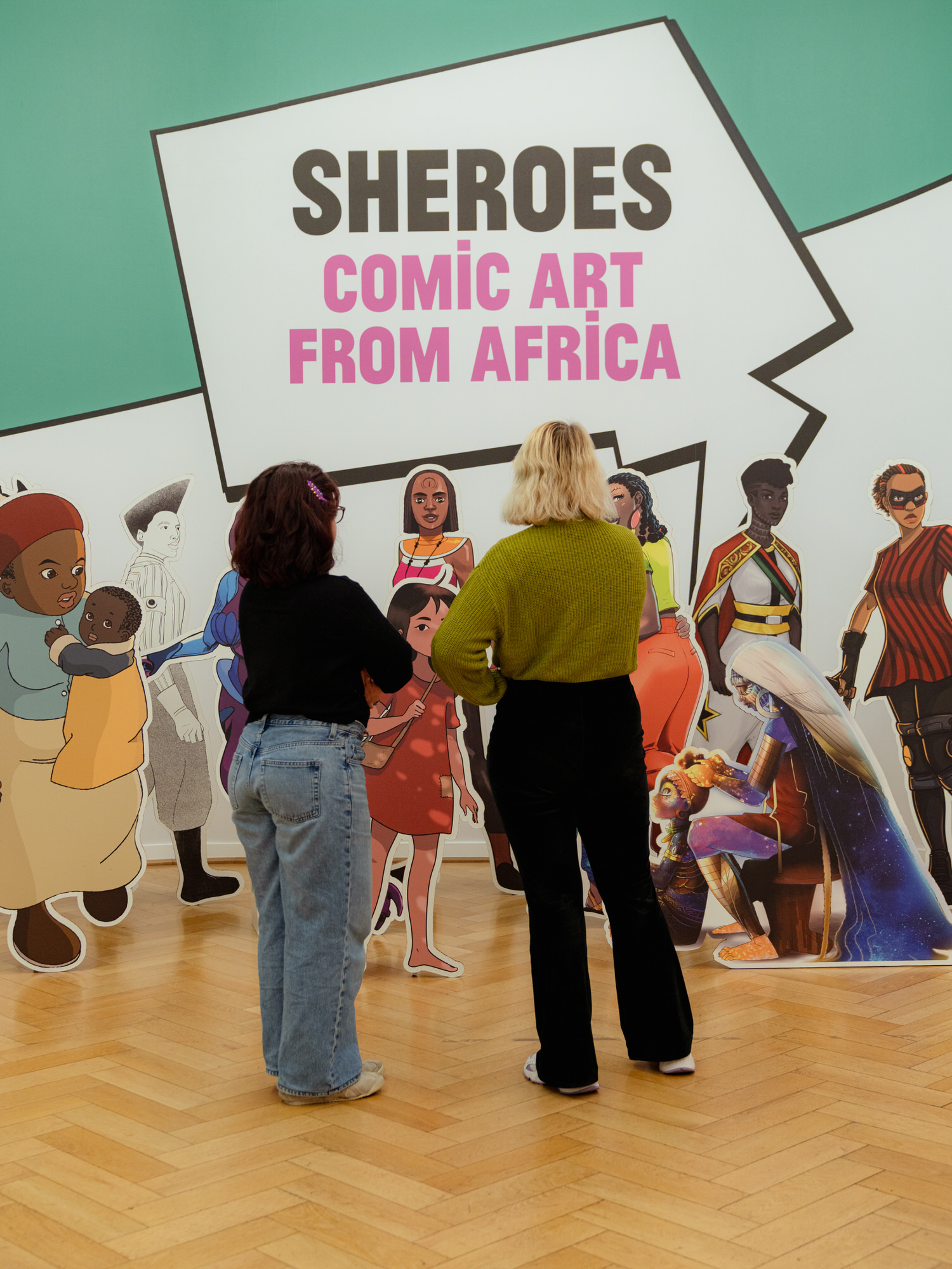 Besucherinnen in der Ausstellung SHEROES. Foto: Linda Deutsch