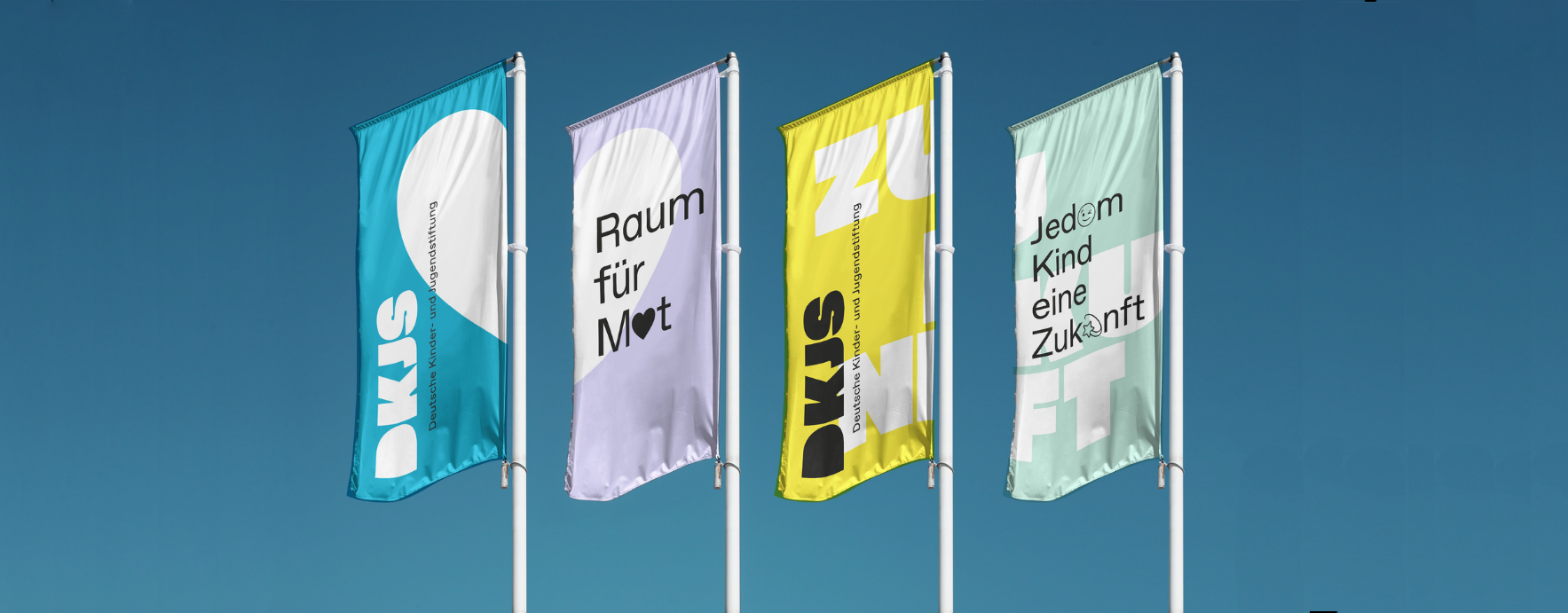 Flaggen mit Logo der DKJS (© DKJS)