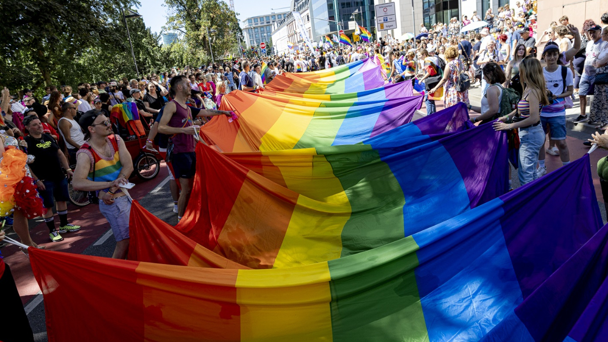 Menschen mit Regenbogen-Banner beim CSD Frankfurt