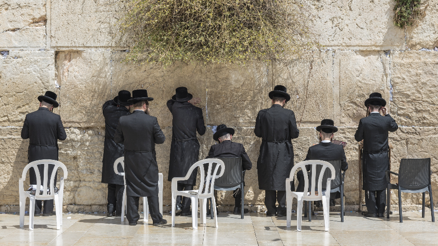 Jüdische Personen vor der Klagemauer in Jerusalem