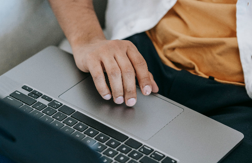 Person vor einem Laptop
