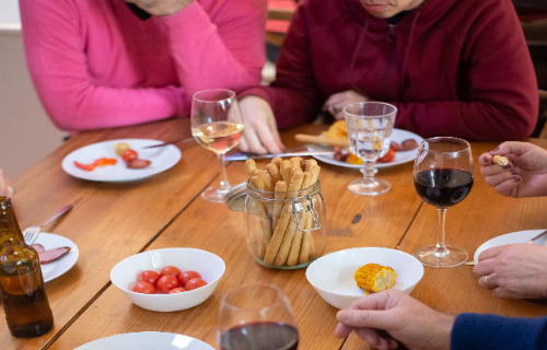 Personen an einem Tisch mit Essen