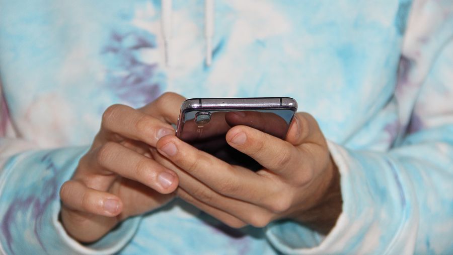 Ein Jugendlicher mit Handy