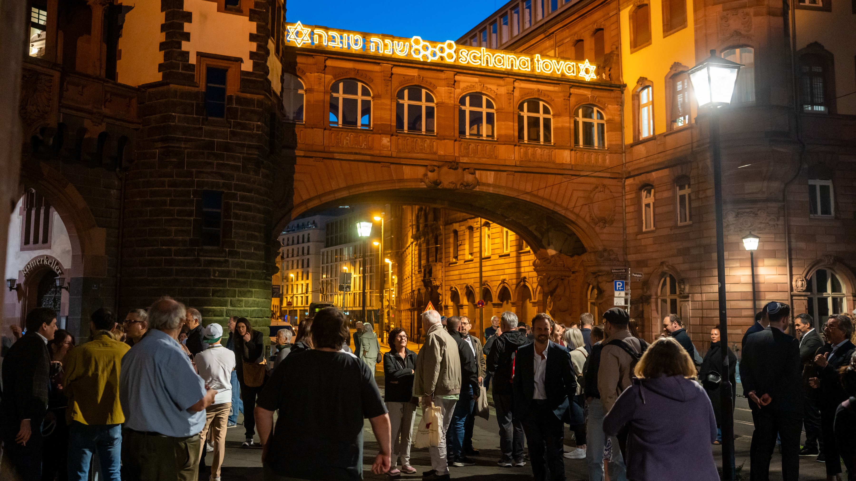 Rund 80 Gäste feierten vor Ort den Beginn des neuen jüdischen Jahres. Unter den Mitfeiernden waren auch Vertreter anderer Religionsgemeinschaften, darunter der christlichen Kirchen, der muslimischen Gemeinde und der Bahá’í-Gemeinde. (© Frankfurt am Main, Holger Menzel)
