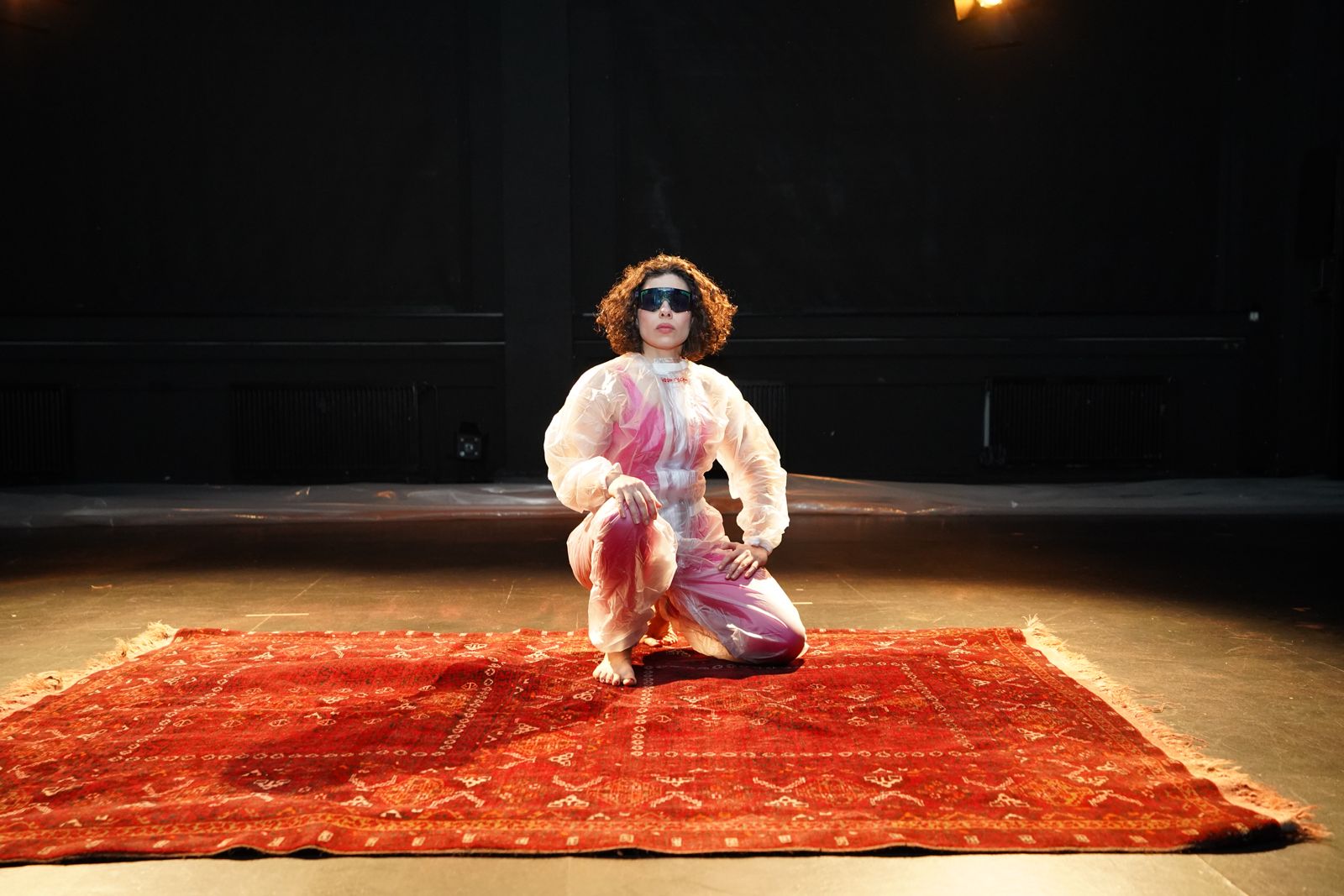 Dengbêj in the Disco, eine Production von Hêja Netirk & Sarina Panahideh wird zur am Eröffnungstag am 14.09. um 19:45.