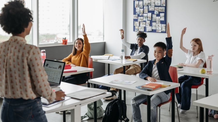 Eine Lehrerin mit zwei Schülerinnen