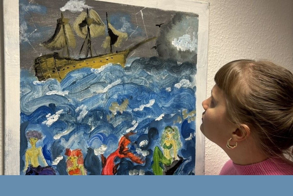 Eine Frau betrachtet ein Gemälde