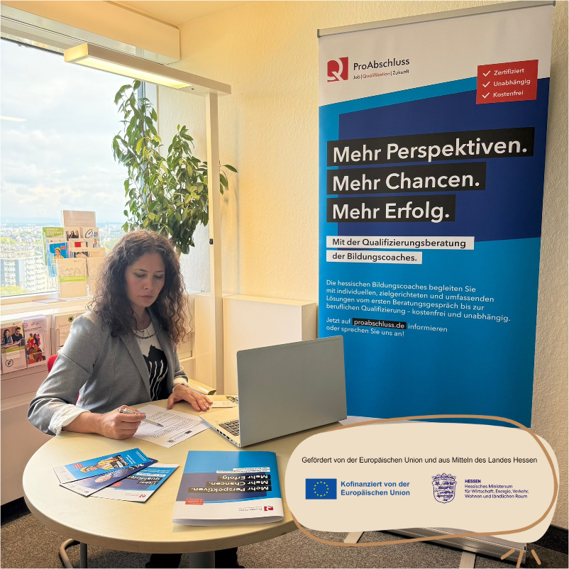 Eine Frau in einem Bürozimmmer
