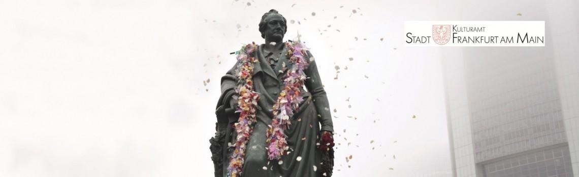 Goethe-Statue in Frankfurt mit einer rosa Stola um dem Hals