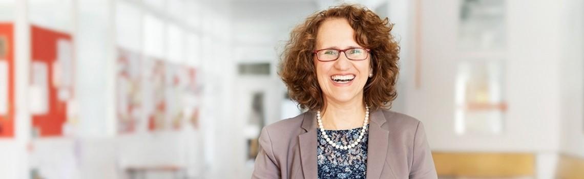 Mitarbeiterin des Frauen-Softwarehauses lächelnd