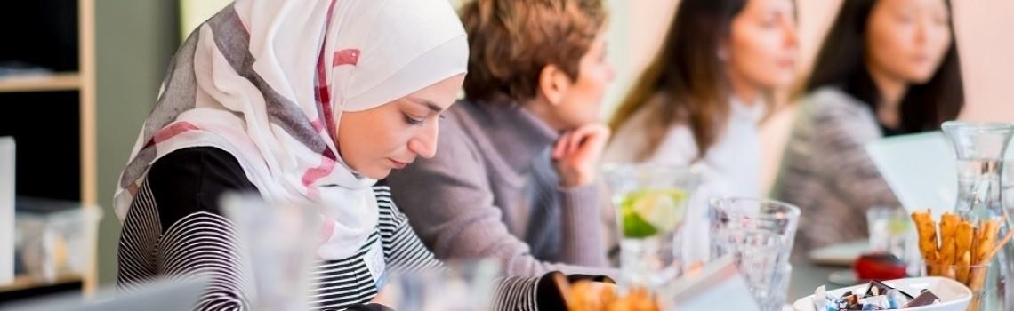 Frauen konzentriert in Lernsituation