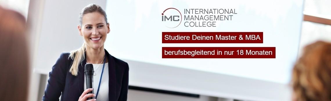 Eine Lehrkraft mit Mikro lachend in Lernsituation