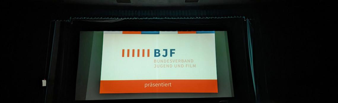 Kinoleinwand mit Logo von Bundesverband Jugend und Film e. V.