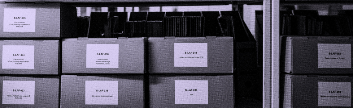 Ein Archiv-Regal mit beschrifteten Kisten zur Aufbewahrung darin