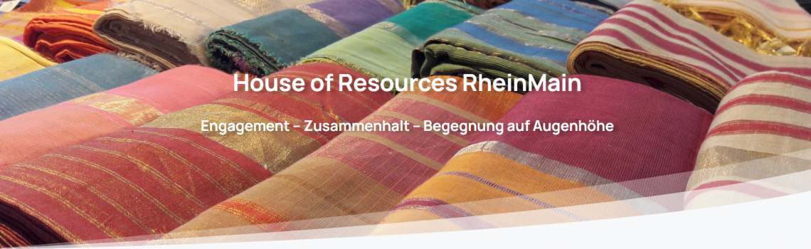 Farbiger Hintergrund aus Stoffbahnen mit Schriftzug House of Resources