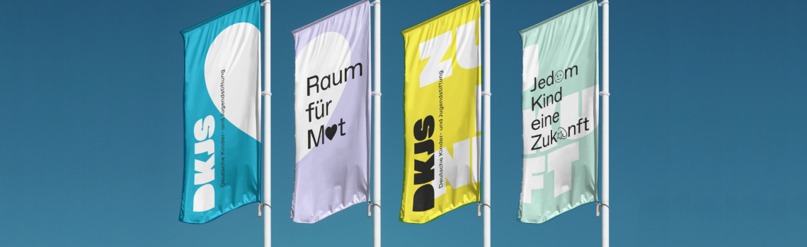 Flaggen mit Logo der DKJS (© DKJS)